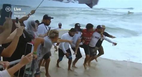 Filipe Toledo Sofre Les O Durante Wsl Saquarema E Sai Amparado Por