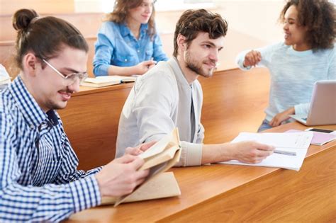 Estudiantes Curiosos En Clase Foto Premium