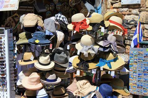 Sombreros Apilados En Puestos Afuera De La Tienda En La Plaza