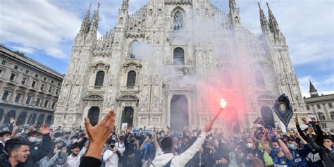 L Inter Vince Lo Scudetto La Festa In Piazza Duomo A Milano VIDEO