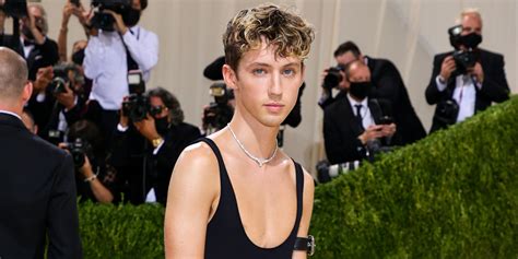 Troye Sivan Wears A Chic Dress At Met Gala 2021 2021 Met Gala Met