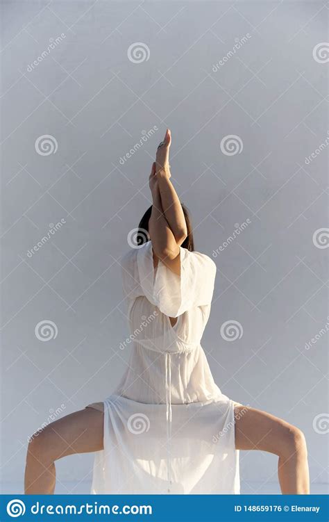 Femme Anonyme Dans La M Ditation De Pose De Yoga Photo Stock Image Du