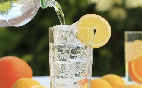 6 Benefits Of Drinking Sparkling Water (Carbonated Water)