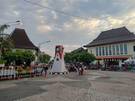 Tugu Jam Pasar Gede Info Jam Buka Alamat Dan Ulasan Pengunjung