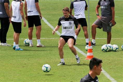 No Cear Alex Amado J Faz Trabalhos Bola No Campo Presente De