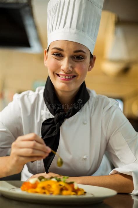 Cozinheiro Chefe Principal Feliz Que Decora O Prato Da Massa