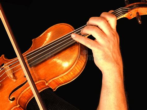 Primer De Las Manos De Un Violinista Que Toca Su Instrumento Imagen De