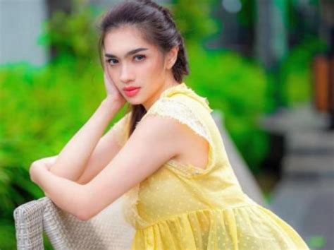 Gaya Angel Karamoy Pakai Dress Belahan Dada Rendah Netizen Hot Mam