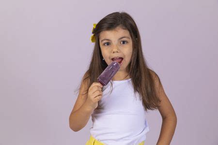 Linda Menina Crian A Garotinha Chupando Picol Sobre Fundo Isolado