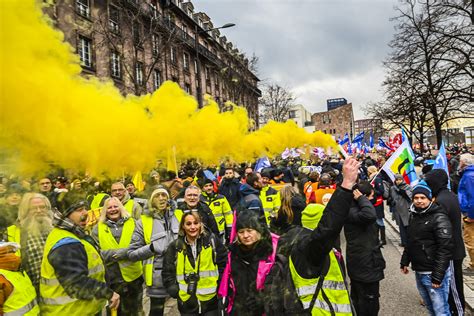 "On crèvera pas au boulot" : manifestation des Gilets jaunes samedi ...