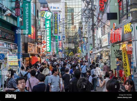 Concurrida calle conocida como la Ciudad Eléctrica de Akihabara o Geek