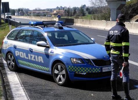 Scontro Frontale Tra Due Auto Grave Una Delle Donne Ferite