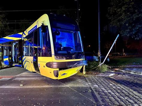 Tajemniczy Wypadek Na Ul Bydgoskiej W Toruniu Auto Zderzy O Si Z