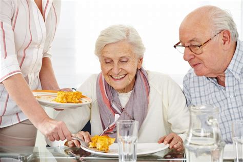 ANZIANI E ALIMENTAZIONE CONTROLLO E ATTENZIONE A TAVOLA Domus Santa Rita