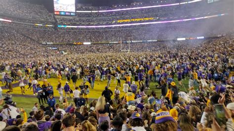 Lsu Fans Storm The Field After Beating Alabama 32 31 Youtube