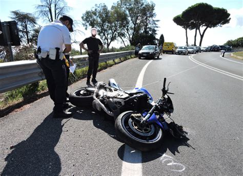 Velletri Incidente Su Via Appia Nuova Motociclista In Gravi