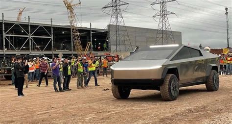 Le Tesla Cybertruck est enfin utilisé à bon escient