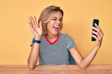 Hermosa Mujer Cauc Sica Haciendo Videollamadas Saludando Al Smartphone