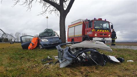 Faits Divers Voiture Contre Un Arbre Munchhouse Un Bless Grave