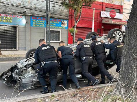 Veh Culo Se Estampa En Un Rbol Y Vuelca En Iztacalco