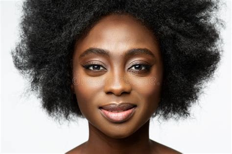 Mujer Africana Cierra Retrato Sobre Blanco Modelo De Belleza De Piel