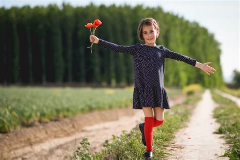 Petite Fille Marchant Dans Le Champ De La Nature Portant Une Belle Robe