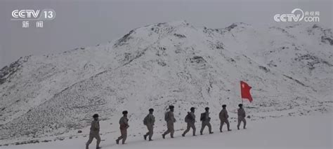 边防官兵顶风冒雪巡逻在帕米尔高原 守护边境安全 西部网（陕西新闻网）