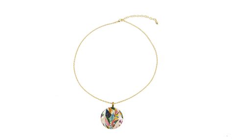 Collier laiton doré pendentif rond motif exotique Oxfam Magasins du Monde