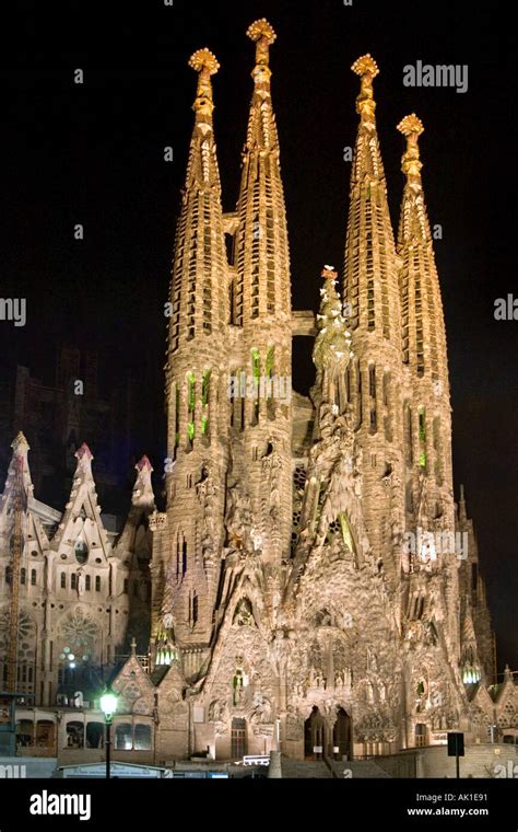 La Basilique I Temple Expiatori De La Sagrada Familia Banque De