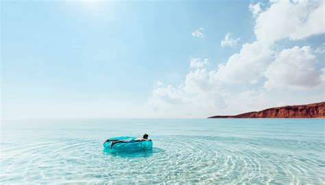 Si Addormenta Sul Materassino Salvato Ore Dopo In Mare Aperto