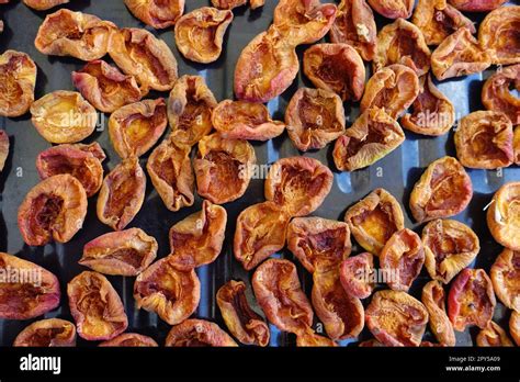 dried fruit in the sun, drying process for storing fruits for a long time, apricot drying ...