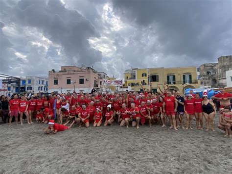 ISCHIA CAPODANNO BAGNATO ANNO FORTUNATO IN 180 PER IL PRIMO TUFFO