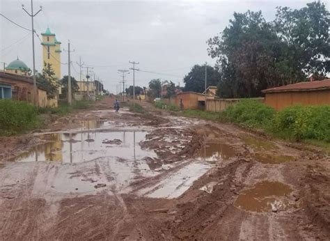 labe plusieurs routes de la commune urbaine completement defoncees