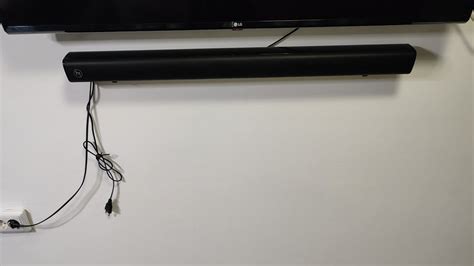 Как повесить саундбар под телевизор на стену колонку - YouTube