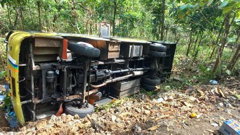 Tak Kuat Menanjak Bus Trans Jogja Terjungkal Ke Jurang Meter