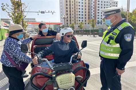 别拿危险当便捷！三轮车违法载人“驶”不得！ 高台县人民政府门户网站