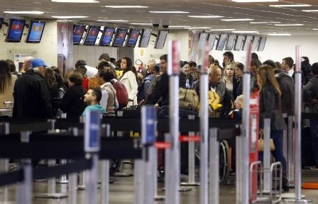 Aeroporto Internacional de Florianópolis é reaberto para pousos e