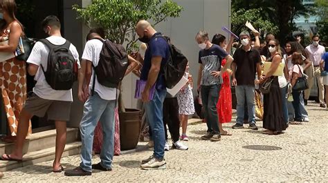 Fila de espera em São Paulo para tirar visto dos EUA ultrapassa 18