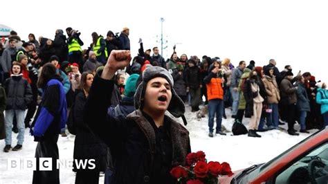 Alexei Navalny: Crowds chant defiance as they bid farewell to Navalny ...