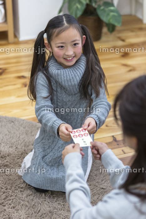 お年玉をもらう子供達の写真素材 [72551723] イメージマート