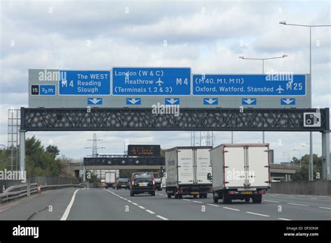 Señal de autopista en M4 Fotografía de stock Alamy