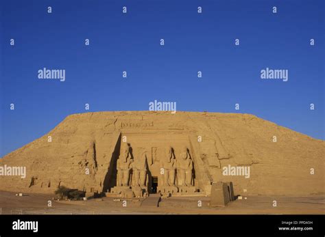 El arte egipcio Gran Templo de Ramsés II Cuatro colosales estatuas del