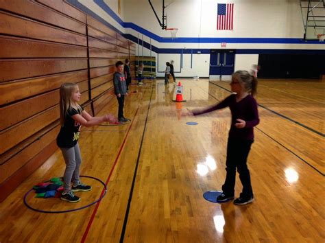 Carlys Pe Games Tossing And Catching Elementary Pe Class