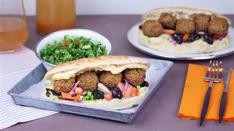 How To Make Falafel And Hummus Pita Sandwich Recipes Taste Of Pinar