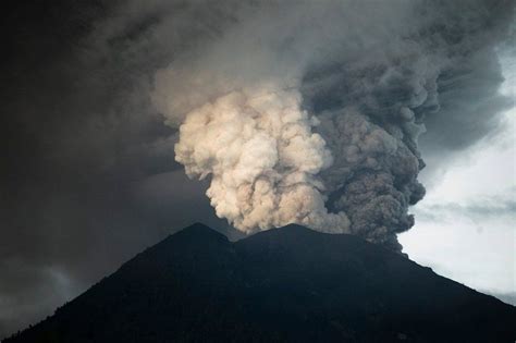 Galerie Běsnící Sopka Na Bali Zastavila Letadla Na Ostrově Jsou I