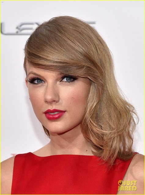 Taylor Swift Wears Her Favorite Color to 'The Giver' NYC Premiere ...