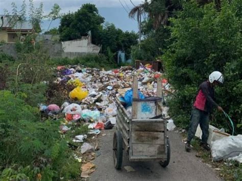 Memprihatikan Jalan Di Tengah Kota Palu Jadi Tempat Pembuangan Sampah