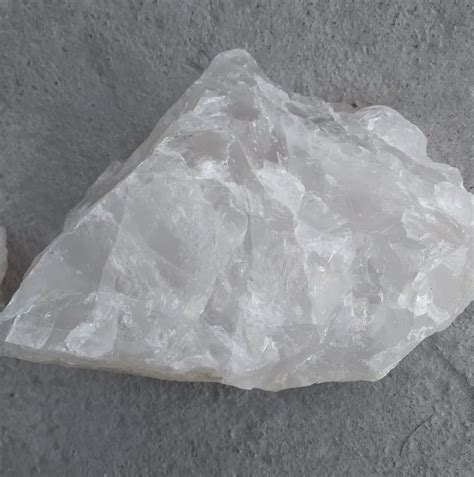 Lumps White Quartz Stone Packaging Type Loose Grade Super Semi At