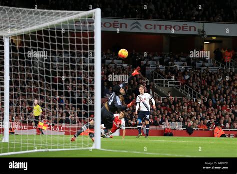 Tottenham Hotspur S Christian Eriksen Right Sees His Shot Go Just