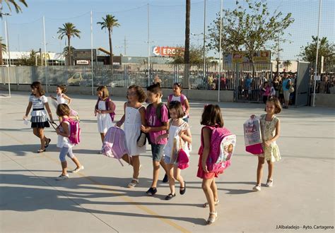 Unos Alumnos De Cartagena Comienzan El Curso Escolar Este